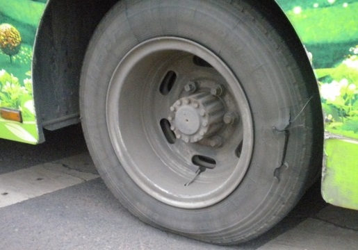 一輛公車(chē)一年換10條輪胎，巡察組追查背后貓膩