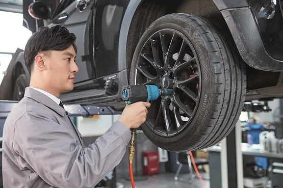 修理工安裝汽車輪胎 修理工安裝汽車輪胎