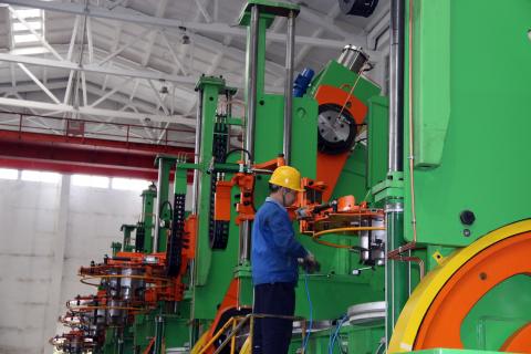 桂林橡機(jī)為國內(nèi)大型輪胎廠商供貨的硫化機(jī)正組裝待發(fā)
