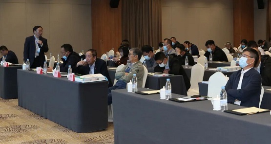 中國橡膠工業(yè)協(xié)會原會長/原化學(xué)工業(yè)部橡膠司副司長鞠洪振和北京橡膠工業(yè)研究設(shè)計院有限公司原副總工程師陳志宏 中國橡膠工業(yè)協(xié)會原會長/原化學(xué)工業(yè)部橡膠司副司長鞠洪振和北京橡膠工業(yè)研究設(shè)計院有限公司原副總工程師陳志宏