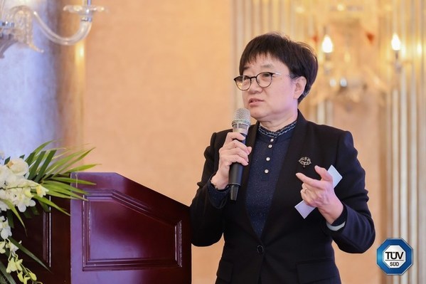 中橡協(xié)副秘書長、技術(shù)經(jīng)濟委員會主任朱紅現(xiàn)場做主題分享