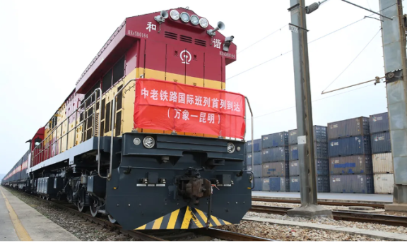 中老鐵路首運專列抵昆，首票天然橡膠物資交接！
