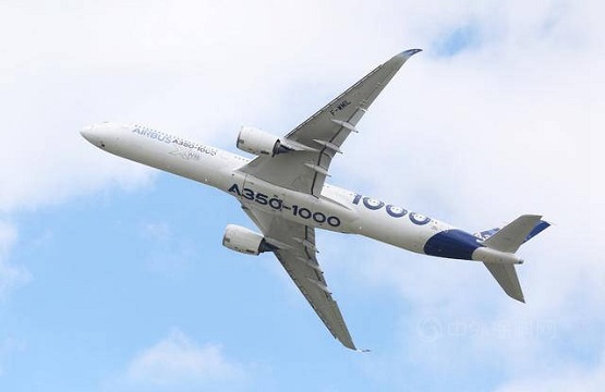一架空客A350-1000飛機(jī)在進(jìn)行飛行表演