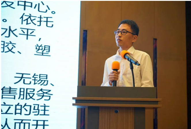 大連第二橡塑機(jī)械有限公司副總經(jīng)理程遠(yuǎn)升，作了題為《提升中的混煉技術(shù)——無裂紋合金與自動混煉》的報(bào)告。