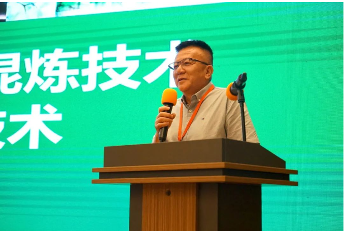 勐臘縣曼莊橡膠有限公司董事長張朝明，分享了天然橡膠/白炭黑濕法混煉技術(shù)。