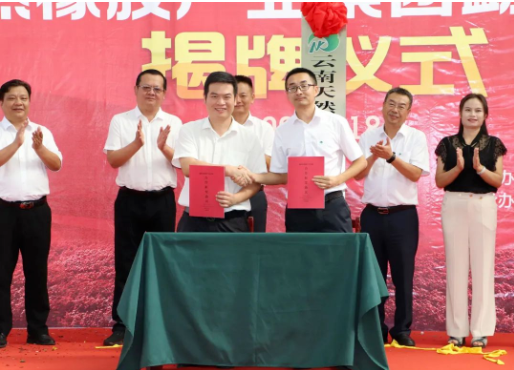 張光鑫與勐臘縣副縣長張紹波簽訂了《橡膠產(chǎn)業(yè)發(fā)展合作框架協(xié)議》。