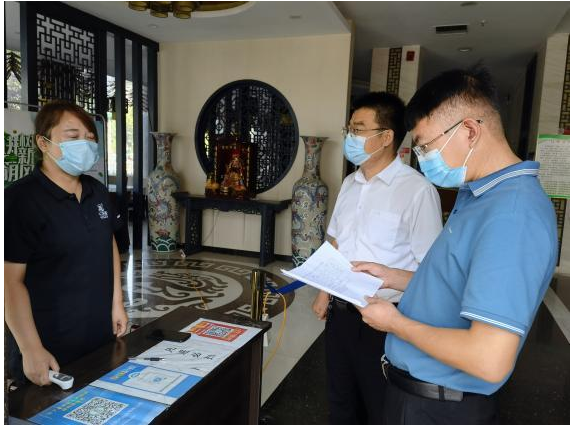 　曲寶傳在檢查中強調，各公司要進一步提高政治站位，強化大局意識，堅決杜絕麻痹大意和僥幸心理，嚴防‘四風’問題反彈回潮，持續(xù)深化鞏固中央八項規(guī)定精神成果和來之不易的疫情防控成果，要嚴格遵守廉潔過節(jié)“十嚴禁”，以扎實有效的工作實績迎接黨的二十大勝利召開。