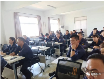 會議還對公司質(zhì)量管理工作進(jìn)行了總結(jié)，隨著客戶對產(chǎn)品質(zhì)量要求不斷提高，質(zhì)量服務(wù)已不僅僅是提供合格的產(chǎn)品，還包括質(zhì)量穩(wěn)定性、交貨及時性，后續(xù)的服務(wù)跟蹤，這是質(zhì)量服務(wù)的全流程。每一位員工都是質(zhì)量管理的參予者，在工作中要發(fā)現(xiàn)問題改善問題，養(yǎng)成良好的品質(zhì)意識。