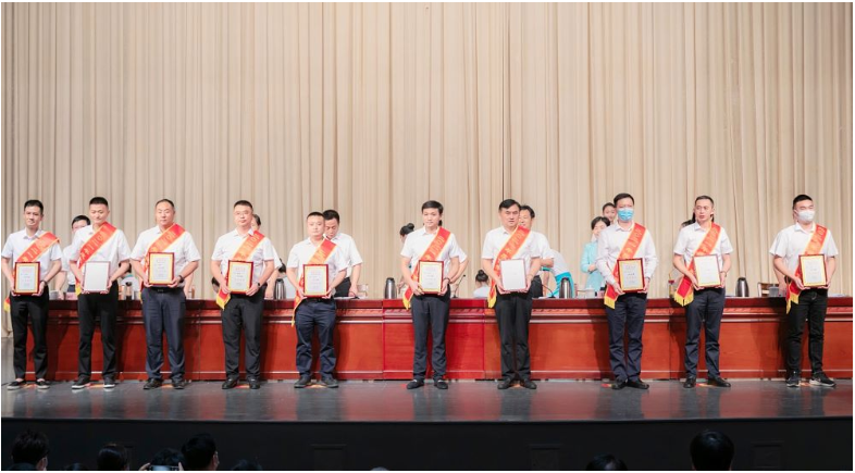 以此為契機，岳陽東方雨虹將以“篤行者”的姿態(tài)擔當使命、勇立潮頭;以“攀登者”的姿態(tài)擁抱時代、勇創(chuàng)高峰;以“引領者”的姿態(tài)堅守正道、勇當標桿;以“奉獻者”的姿態(tài)回報社會、勇擔責任