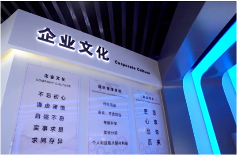 華盛集團(tuán)接待室的墻壁上，掛著一幅巨幅山水畫，題目叫《源遠(yuǎn)流長》。盯著畫作，已出任集團(tuán)副董事長的張玉亮，向記者暢想著未來：“心懷‘國之大者’，打造‘國貨精品’，包括華盛橡膠在內(nèi)的中國輪胎產(chǎn)業(yè)，必將迎來更高質(zhì)量發(fā)展!”