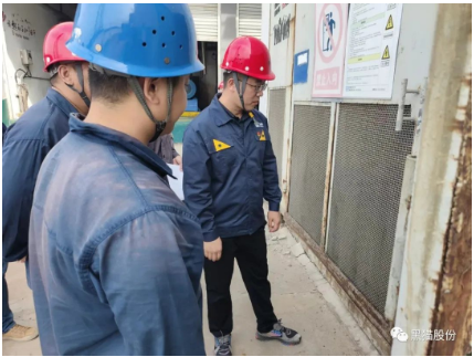 　李俊指出，要充分認(rèn)識(shí)“雙控”機(jī)制建設(shè)在風(fēng)險(xiǎn)管控和隱患排查治理過(guò)程中發(fā)揮的作用，把“雙控”機(jī)制建設(shè)作為保障安全生產(chǎn)的一項(xiàng)重要抓手，逐步提升公司管理人員綜合業(yè)務(wù)水平，積極引導(dǎo)員工主動(dòng)參與“雙控”機(jī)制建設(shè)和運(yùn)用，營(yíng)造安全穩(wěn)定的生產(chǎn)環(huán)境。