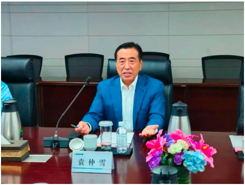 　國家橡膠與輪胎工程技術(shù)研究中心主任、賽輪集團(tuán)黨委書記、董事長袁仲雪，接待了張飚一行。