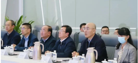 10月18日，青島科技大學(xué)黨委書記李興偉率領(lǐng)學(xué)校全體領(lǐng)導(dǎo)班子成員，調(diào)研國家橡膠與輪胎工程技術(shù)研究中心。