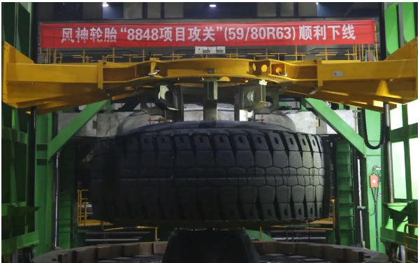 “巨無霸”輪胎的成功下線 “巨無霸”輪胎的成功下線