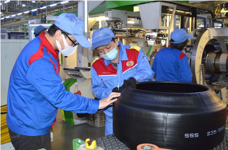 山東省工業(yè)和信息化廳對(duì)外公布了山東省制造業(yè)數(shù)字化轉(zhuǎn)型重點(diǎn)項(xiàng)目、重點(diǎn)支撐平臺(tái)(第一批)名單，共有3家輪胎企業(yè)的3個(gè)項(xiàng)目，進(jìn)入重點(diǎn)項(xiàng)目名單。