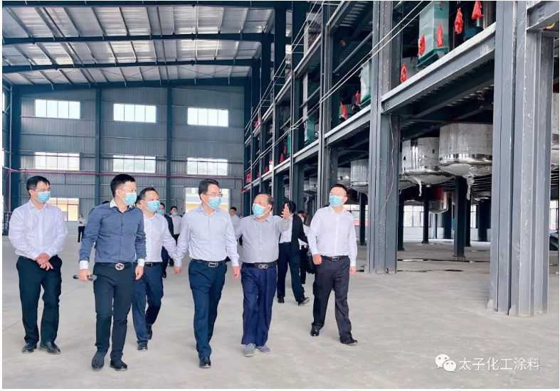 周功表書記主要參觀了太子化工二期工程涂料自動化生產(chǎn)線與倉儲物流園建設(shè)項目，太子化工董事長劉運群、總經(jīng)理劉駿分別向周功表書記一行詳細介紹了企業(yè)當(dāng)前的生產(chǎn)經(jīng)營情況、公司發(fā)展形勢、二期項目建設(shè)進展，以及新建項目前景及規(guī)劃等情況。