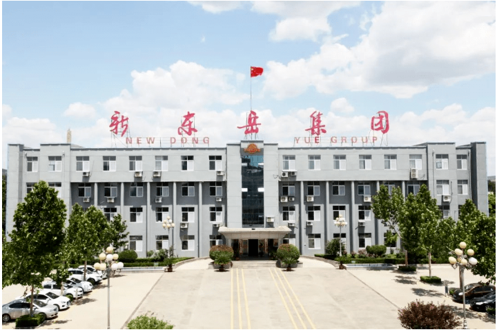 在青島大學(xué)校方人士的陪同下，殷峰一行參觀了生命科學(xué)院、化學(xué)化工學(xué)院及實(shí)驗(yàn)室等，青島大學(xué)表示，希望與新東岳集團(tuán)聯(lián)合申報(bào)省市重大科技專項(xiàng)、開展橫向課題研究開發(fā)等合作。
