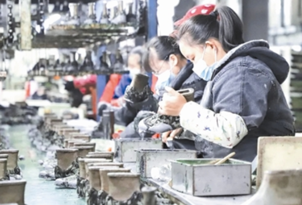 近日，在位于畢節(jié)高新區(qū)的貴州陸海龍騰鞋業(yè)有限公司生產(chǎn)車間，400余名員工正忙著趕制訂單，經(jīng)過裁剪、上膠、定型、品檢等一系列工序，一雙雙成品鞋陸續(xù)下線，銷往國內(nèi)外市場。