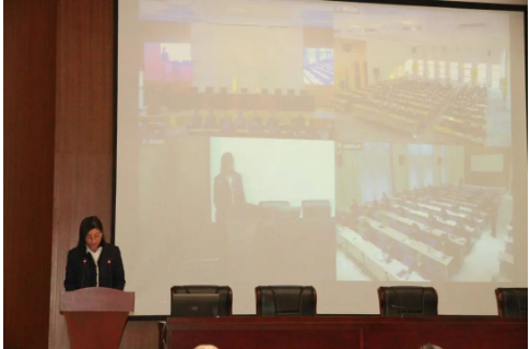 　王安香：“路雖遠(yuǎn)，行則將至，事雖難，做則必成”。新的一年，我們將以資金為中心，以成本為主線，夯實財務(wù)基礎(chǔ)，防范財務(wù)風(fēng)險;嚴(yán)格規(guī)范財務(wù)核算，履行財務(wù)信息披露義務(wù);加強稅務(wù)管理，防范稅收風(fēng)險，降低稅收成本;加強資金管理，管控資金風(fēng)險;提升財務(wù)價值，經(jīng)營財務(wù)團(tuán)隊。