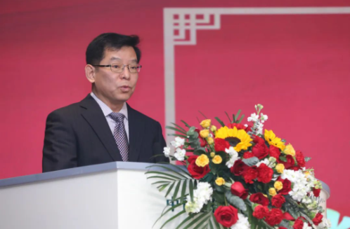 　新當(dāng)選的理事長李衛(wèi)東在講話中首先對(duì)上級(jí)黨委的信任、代表的支持表示衷心的感謝，并分享了自己對(duì)行業(yè)發(fā)展的一些看法。他表示，輪胎循環(huán)利用行業(yè)既充滿希望、極具發(fā)展?jié)摿?，又充滿挑戰(zhàn)。在今后的工作中，中國輪胎循環(huán)利用協(xié)會(huì)將緊緊把握當(dāng)下黨和國家“推動(dòng)綠色發(fā)展”的總體戰(zhàn)略目標(biāo)，按照相關(guān)的政策指引，在各有關(guān)主管部門的指導(dǎo)下，以“科技化、數(shù)字化、金融化、生態(tài)化、標(biāo)準(zhǔn)化、法制化”為指導(dǎo)：一是強(qiáng)化科技化，使科技創(chuàng)新成為行業(yè)發(fā)展的第一動(dòng)力;二是運(yùn)用數(shù)字化，賦能行業(yè)高水平發(fā)展;三是促進(jìn)金融化，助力做大做強(qiáng);四是構(gòu)建生態(tài)化，形成行業(yè)發(fā)展良好支撐體系;五是夯實(shí)標(biāo)準(zhǔn)化，使標(biāo)準(zhǔn)成為行業(yè)發(fā)展的堅(jiān)固保障;六是推動(dòng)法制化，使行業(yè)在法律法規(guī)保障下良性運(yùn)行。最終目標(biāo)是推動(dòng)行業(yè)實(shí)現(xiàn)高質(zhì)量發(fā)展與轉(zhuǎn)型升級(jí)，把行業(yè)打造成為科技引領(lǐng)、綠色低碳、數(shù)字支撐、法制健全，為中國式現(xiàn)代化建設(shè)作出積極貢獻(xiàn)的行業(yè)。