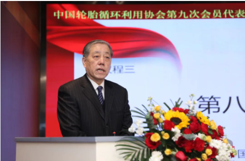 會(huì)上，中國輪胎循環(huán)利用協(xié)會(huì)第八屆理事會(huì)理事長朱軍做了第八屆理事會(huì)工作報(bào)告。朱軍表示，中國輪胎循環(huán)利用協(xié)會(huì)第八屆理事會(huì)履職期間，正逢百年未遇之大疫情持續(xù)影響期和實(shí)現(xiàn)“兩個(gè)一百年”奮斗目標(biāo)的歷史交匯期。在國家循環(huán)經(jīng)濟(jì)政策的指引下，在政府主管部門的大力推動(dòng)下，在社會(huì)各界的廣泛關(guān)注下，協(xié)會(huì)第八屆理事會(huì)全體成員團(tuán)結(jié)奮斗，帶領(lǐng)全行業(yè)的干部員工共同努力，做了大量卓有成效的工作。在嚴(yán)峻復(fù)雜形勢(shì)面前，經(jīng)受了考驗(yàn)，鍛煉了隊(duì)伍，戰(zhàn)勝了困難，各項(xiàng)工作取得了可喜的成績(jī)。具有輪胎/橡膠資源“減量化、再利用、資源化”典型特征的輪胎循環(huán)利用行業(yè)得到了長足的進(jìn)步。