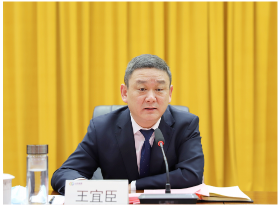 　橡膠公司黨委書記王宜臣主持會議，并就貫徹落實好會議精神提出要求，要堅定不移講政治。要持之以恒嚴(yán)紀(jì)律。要鍥而不舍轉(zhuǎn)作風(fēng)。要全面融合強黨建。要深刻領(lǐng)會、準(zhǔn)確把握會議精神，積極謀劃新思路新舉措，全面落實“13335”工作總要求，為橡膠公司鞏固企穩(wěn)回升的向好趨勢，實現(xiàn)可持續(xù)發(fā)展作出積極貢獻。