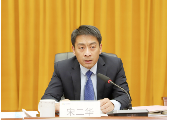 　橡膠公司董事長、總經(jīng)理宋二華在會上指出，2022年，大事、難事、棘手事接踵而至，工作節(jié)奏快、頭緒多，公司上下自信自強守正創(chuàng)新，銳意進取勇毅前行，各項工作穩(wěn)中有序。總體概括為：穩(wěn)中有進、趨勢向好。體現(xiàn)在：運行效率日趨穩(wěn)進、戰(zhàn)術(shù)理念愈加精進、重點任務(wù)扎實推進。干事創(chuàng)業(yè)的氛圍、品牌創(chuàng)建的效應(yīng)、成本管控的質(zhì)效持續(xù)向好。