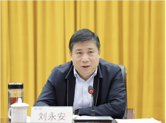 　棗礦集團黨委委員、副總經(jīng)理劉永安出席會議并講話，指出，在過去一年中，橡膠公司認(rèn)真落實“疫情要防住、經(jīng)濟要穩(wěn)住、發(fā)展要安全”總要求，聚焦“轉(zhuǎn)型突破”主題主線，深入開展守正創(chuàng)新、變革轉(zhuǎn)型、管理提升“三個年”活動，團結(jié)奮進，努力拼搏，真抓實干，呈現(xiàn)出四個方面的特點，實現(xiàn)了平穩(wěn)有序發(fā)展。