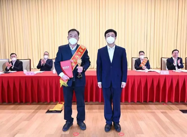 豪邁張恭運(yùn)獲杰出企業(yè)家稱號(hào) 豪邁張恭運(yùn)獲杰出企業(yè)家稱號(hào)