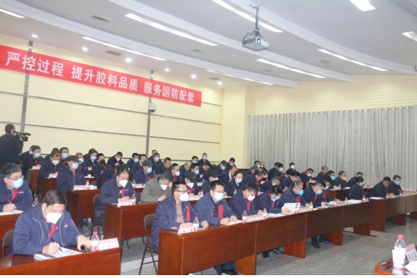 公司副總經(jīng)理魏穩(wěn)戰(zhàn)宣讀了2022年安全生產(chǎn)目標(biāo)責(zé)任考核結(jié)果及安全風(fēng)險(xiǎn)抵押金兌現(xiàn)決定?？傉{(diào)度長、生產(chǎn)保障部部長程森禮傳達(dá)了集團(tuán)2023年安全生產(chǎn)工作會(huì)議精神。延長橡膠、泰國公司和膠布制品分公司分別作了經(jīng)驗(yàn)交流發(fā)言。