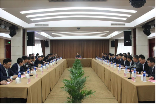 馮彤與廣墾橡膠集團(tuán)駐外干部座談交流 馮彤與廣墾橡膠集團(tuán)駐外干部座談交流