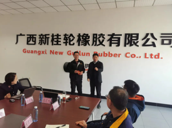 新桂輪公司的全體員工上下一心，抓住市場回暖行業(yè)向好的機(jī)遇，開展了“降本增效”為主題的十項(xiàng)改革活動，并取得了顯著成果。公司目前產(chǎn)銷兩旺，二月份的銷售業(yè)績更是創(chuàng)下歷史新高。針對這一突出表現(xiàn)，公司于2月25日召開提案改善表彰大會，對入選的十一項(xiàng)合理化建議提案進(jìn)行評選，并頒發(fā)一二三等獎。會上，董事長王定杰等公司領(lǐng)導(dǎo)為獲得者團(tuán)隊頒發(fā)了獎金。