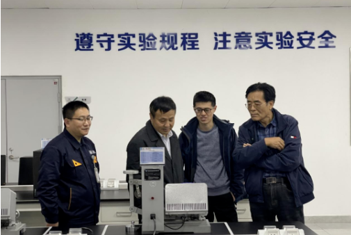 江西耐普礦機股份有限公司董事長鄭昊一行到訪青島黑貓研究院進行考察。這次考察旨在加強雙方合作，探討新的合作領(lǐng)域，為產(chǎn)業(yè)技術(shù)革新和高質(zhì)量發(fā)展提供更好的支持。