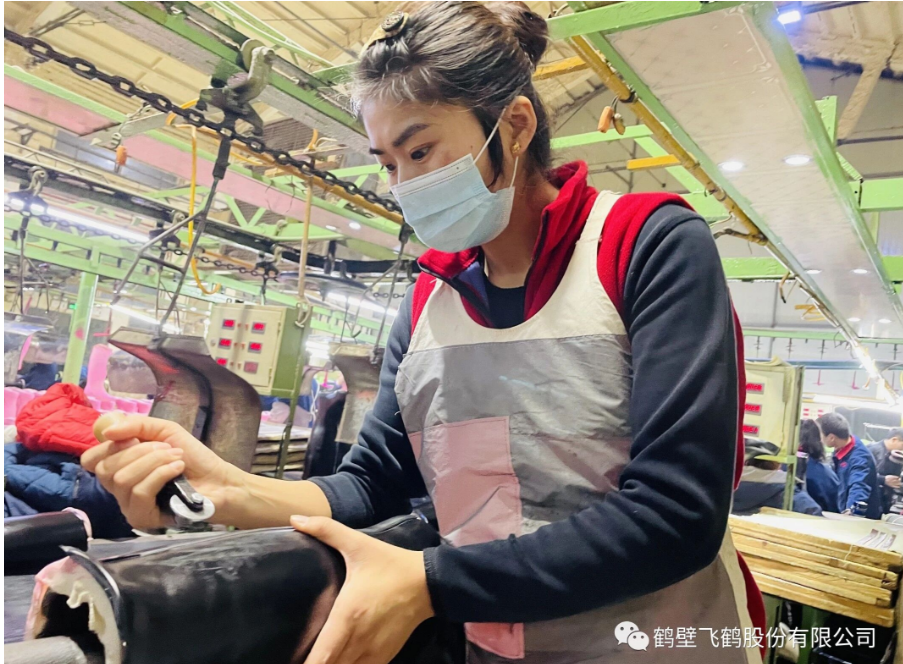 對于2023年，鶴壁飛鶴股份有限公司的董事會報告指出，2023年是二十大開局之年，對勞保行業(yè)來說，也是一個大好機會。要抓住機遇，著眼未來。針對勞保行業(yè)大好局勢，公司要做好調整銷售策略，保老市場，提安全銷量。嚴格執(zhí)行各項行之有用的制度、工藝、流程，確保生產用戶滿意的產品!尋求合適工藝，提供機械化水平，降低勞動強度。加強管理，向管理要效益。招聘和培養(yǎng)管理人才和專業(yè)技術人才，以真才實干、對公司忠誠為標準，造就公司中堅力量。