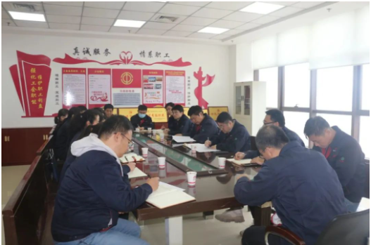  陜西延長(zhǎng)石油西北橡膠有限責(zé)任公司總經(jīng)理張航偉到恒準(zhǔn)公司調(diào)研指導(dǎo)工作，實(shí)地察看實(shí)驗(yàn)室環(huán)境設(shè)施，了解人員結(jié)構(gòu)、工作業(yè)務(wù)、檢測(cè)能力等，協(xié)調(diào)解決相關(guān)問(wèn)題。