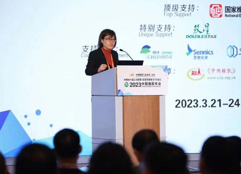 會議伊始，中國橡膠工業(yè)協(xié)會會長徐文英做了2022年中國橡膠工業(yè)協(xié)會工作匯報及2023年工作計劃。徐文英表示，2022年，協(xié)會持續(xù)服務企業(yè)，解決行業(yè)難點問題，做好企業(yè)與政府的溝通橋梁，并加強協(xié)會內部自身建設。2023年，基礎工作之外，協(xié)會還將積極組織海外考察，推動雙碳目標實施，推動行業(yè)評價體系制定等。徐文英還呼吁要改變觀念，從數(shù)量規(guī)模效益轉往質量發(fā)展，期待行業(yè)打破邊界，積極跨界協(xié)同，實現(xiàn)共生共榮。