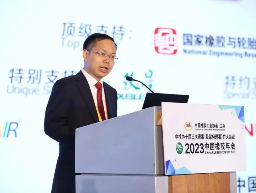 隨后，中國橡膠工業(yè)協(xié)會副會長兼秘書長雷昌純分享了2022年中國橡膠行業(yè)經濟運行情況及2023年形勢展望。2022年中國橡膠制品行業(yè)規(guī)上企業(yè)4037家，產業(yè)規(guī)模持續(xù)擴大，利潤率逐漸下滑。2022年橡膠行業(yè)出口交貨值繼續(xù)實現(xiàn)強勁增長，但增幅有所回落，出口率(值)創(chuàng)出新高，全年保持在高位運行。展望2023年，中橡協(xié)輪胎分會預測，輪胎銷售收入和盈利情況可能會有顯著提升，產業(yè)集中度也會進一步提高。
