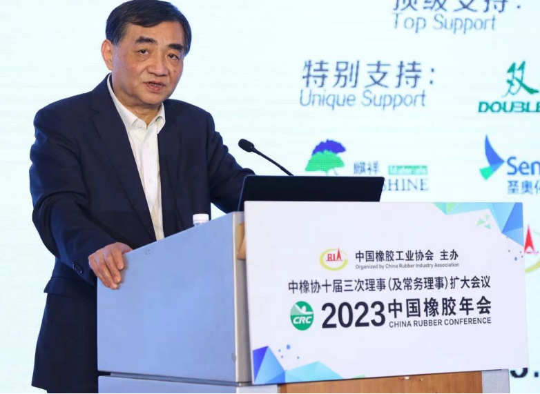 中策橡膠集團股份有限公司董事長、中國橡膠工業(yè)協(xié)會高級副會長沈金榮對2023年中國橡膠行業(yè)形勢進行了分析，并解讀了當前所面臨的難點熱點問題。他指出，中國制造業(yè)由于環(huán)保支出及生產成本的提升，以及天膠關稅問題遲遲沒有解決，正在喪失“中國制造”的優(yōu)勢。他強調，中國產業(yè)鏈配套最完整，生態(tài)環(huán)境已經發(fā)生了重大變化，從業(yè)者們只能加倍努力，以正面變化沖消負面因素。