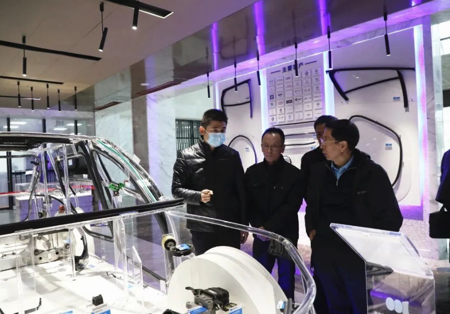 吳衛(wèi)東博士一行先后參觀了建新總部產(chǎn)品展廳，試驗(yàn)中心(CNAS認(rèn)可試驗(yàn)室)，膠管公司，減震、高分子、密封條梅橋工廠，實(shí)地考察建新的自動(dòng)化生產(chǎn)線、智能化生產(chǎn)設(shè)備、橡膠原材料存儲(chǔ)環(huán)境、Audit匹配室及產(chǎn)品的生產(chǎn)工藝和流程等。期待建新繼續(xù)在汽車零部件領(lǐng)域深耕，聚焦主業(yè)實(shí)業(yè)，打造成為世界級(jí)科研領(lǐng)先的智能生態(tài)系統(tǒng)優(yōu)質(zhì)服務(wù)平臺(tái)。
