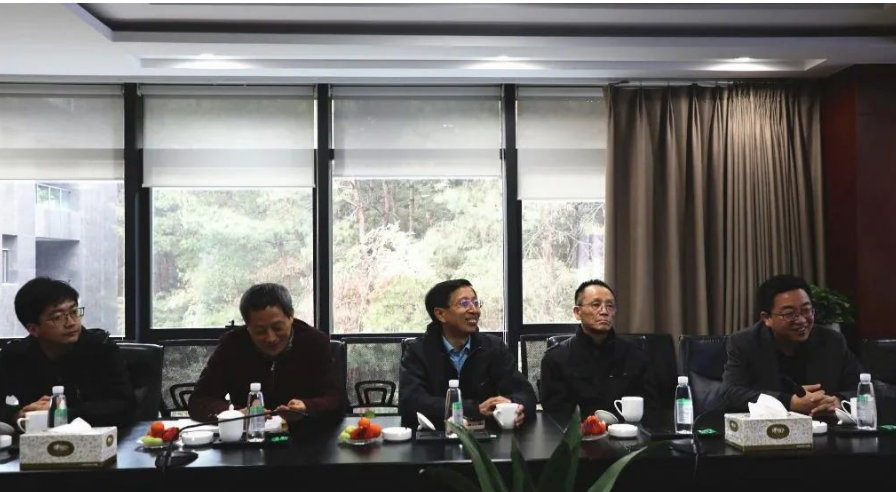 建新工會(huì)主席陳春學(xué)表示，建新與高校的產(chǎn)學(xué)研合作項(xiàng)目融洽且取得良好成效，希望后續(xù)與北化的科研團(tuán)隊(duì)進(jìn)行深入合作。借助科研團(tuán)隊(duì)力量，使建新橡膠材料在配方、性能與新材料應(yīng)用等方面進(jìn)一步突破與創(chuàng)新，加速推動(dòng)企業(yè)研發(fā)生產(chǎn)能力再上新臺(tái)階，進(jìn)一步提升行業(yè)核心競(jìng)爭(zhēng)力。