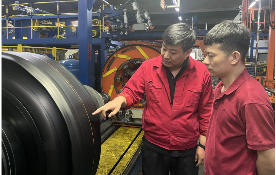 成型車間堅(jiān)持周度質(zhì)量分析制度，建立成型車間質(zhì)量數(shù)據(jù)庫，在2022年質(zhì)量數(shù)據(jù)分析基礎(chǔ)上進(jìn)行更細(xì)化更深入的分析，準(zhǔn)確找到問題所在并及時(shí)對(duì)策解決，確保完成各項(xiàng)質(zhì)量指標(biāo)。