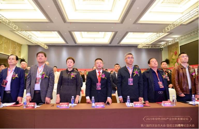 會(huì)議圍繞福建省產(chǎn)業(yè)政策法規(guī)、綠色涂料企業(yè)轉(zhuǎn)型升級(jí)、上下游產(chǎn)業(yè)有效融合、行業(yè)綠色發(fā)展等話題展開討論。會(huì)上，福建省涂料工業(yè)協(xié)會(huì)積極打造“中國仿石涂料基地”名片，開展產(chǎn)業(yè)鏈融合創(chuàng)新，引領(lǐng)中國仿石涂料行業(yè)健康可持續(xù)發(fā)展，在仿石涂料的上下游產(chǎn)業(yè)鏈進(jìn)行研發(fā)、生產(chǎn)、營銷、施工應(yīng)用、施工培訓(xùn)整合并制定相應(yīng)標(biāo)準(zhǔn)。
