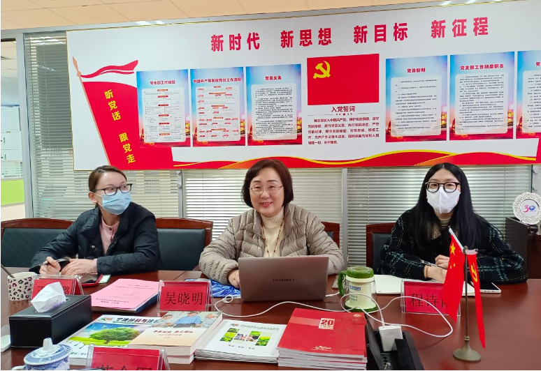 吳曉明秘書長以PPT的形式對寧波涂料行業(yè)現(xiàn)狀，協(xié)會秘書處精細化管理、如何通過“協(xié)會服務平臺”精準對接服務企業(yè)、團體標準工作等內(nèi)容作了介紹和分享，使河南涂協(xié)一行對協(xié)會及寧波涂料行業(yè)的發(fā)展進行了直觀和深入的了解。