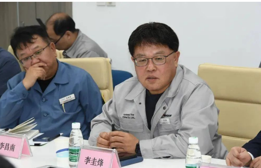 座談會上，李圭烽向盛榮生一行介紹了韓泰輪胎江蘇工廠的發(fā)展沿革、產(chǎn)品規(guī)格、產(chǎn)能概況、產(chǎn)品認(rèn)證、產(chǎn)線管理技術(shù)等方面內(nèi)容。
