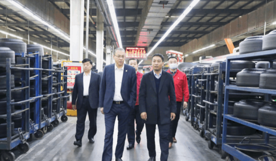 深圳市山東商會(huì)執(zhí)行秘書長陳振永一行到豐源輪胎公司進(jìn)行了參觀交流。期間，陳振永一行還深入現(xiàn)場，實(shí)地查看了公司精益化生產(chǎn)及智能化存儲(chǔ)。