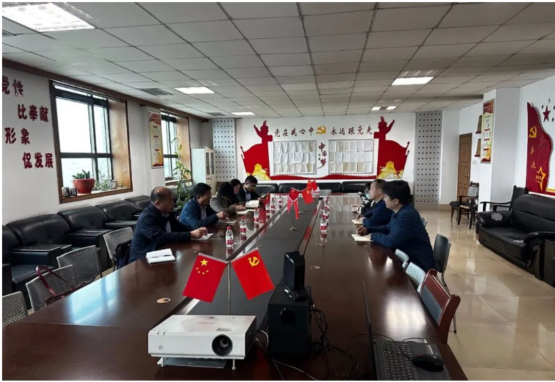 在此基礎上，該市兩家職業(yè)學院負責招生就業(yè)的同志與11家有用工需求的企業(yè)進行面對面的現(xiàn)場對接。雙方進行了逐一的雙向選擇，共達成用工需求意向533個，為企業(yè)用工提供了精準服務。