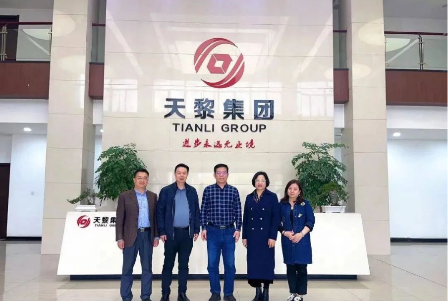 在交流中，李會長強調，這次協(xié)會走基層，訪實情，共發(fā)力的調研活動到武漢華中強化輪胎公司后感觸頗深，感謝華中強化輪胎公司為協(xié)會和市場輪胎循環(huán)利用作出的努力和貢獻。