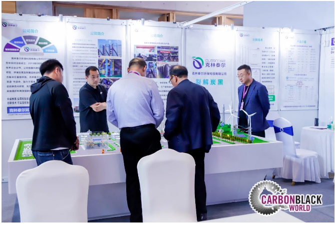 會議現(xiàn)場布置了展覽區(qū)，多家炭黑上下游企業(yè)布展，吸引了參會人員會議間隙前往洽談交流。