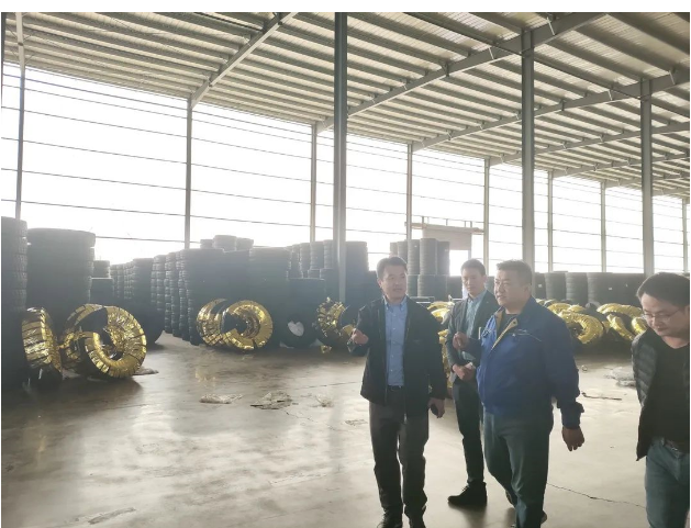 張永彬、余欣海深入兩家輪胎工廠，詳細了解實際運行情況。