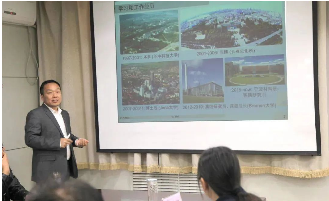 魏剛高級(jí)研究員是德國不來梅大學(xué)課題組長，歐盟研究委員會(huì)、德國科學(xué)基金、卡塔爾大學(xué)內(nèi)部科學(xué)基金、以色列科學(xué)基金、波蘭國家科學(xué)基金、德國洪堡基金會(huì)以及法國斯特拉斯堡大學(xué)萊恩基金會(huì)評(píng)審人，入選德國洪堡學(xué)者、卡爾蔡司學(xué)者，2022年入選材料科學(xué)領(lǐng)域全球前2%頂尖科學(xué)家。擔(dān)任SCI雜志Journal of Nanobiotechnology副主編，以及多個(gè)SCI雜志編輯和編委。主持德國科學(xué)基金、卡爾-蔡司基金等多個(gè)項(xiàng)目。
